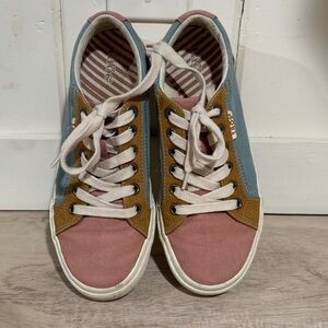 Women's Taos coral and teal Sneakers size 6.5